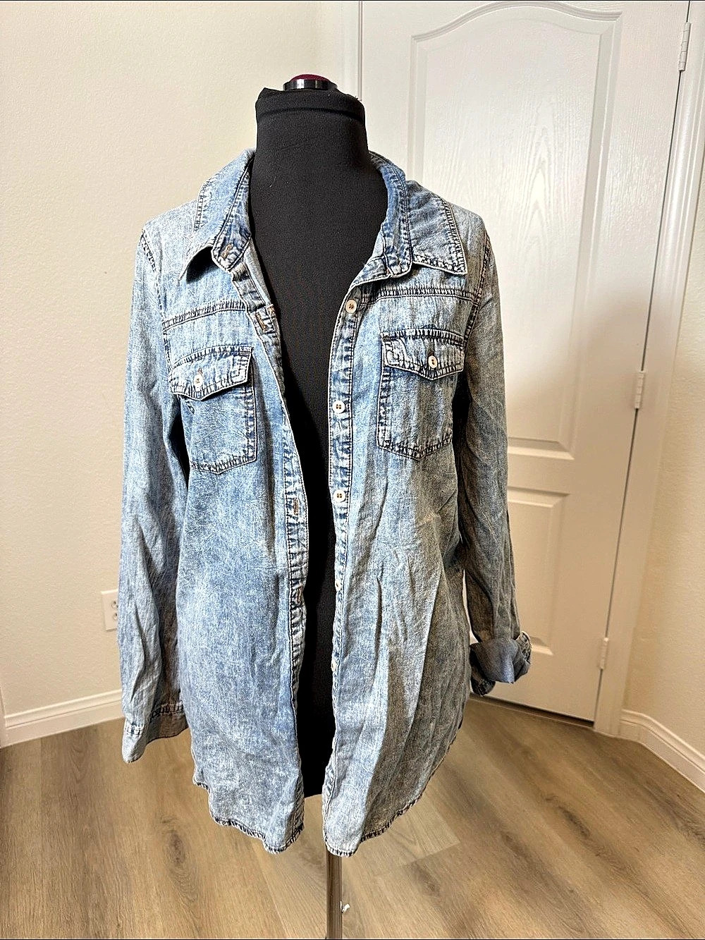 Acid Wash Denim Button-Up Relax Fit Shacket Size Medium Like New